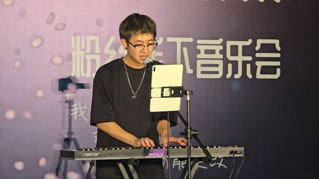 键盘手现场演奏
